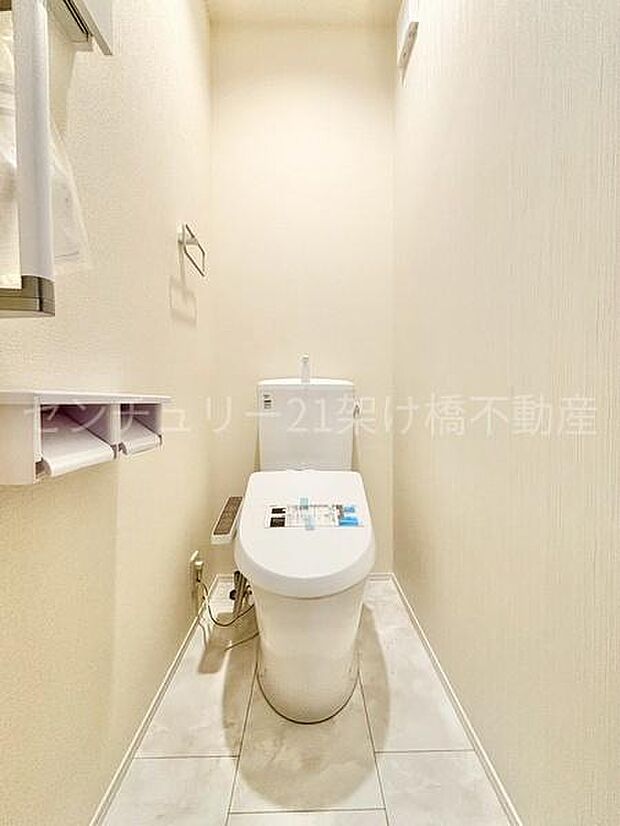 【1階 トイレ】衛生的な温水洗浄便座で快適にお使いいただけます。