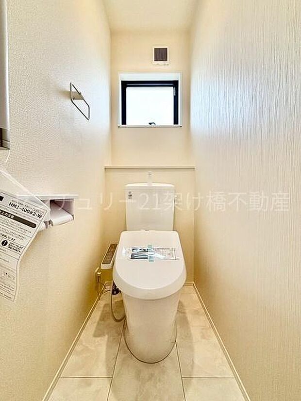 【2階 トイレ】衛生的な温水洗浄便座で快適にお使いいただけます。