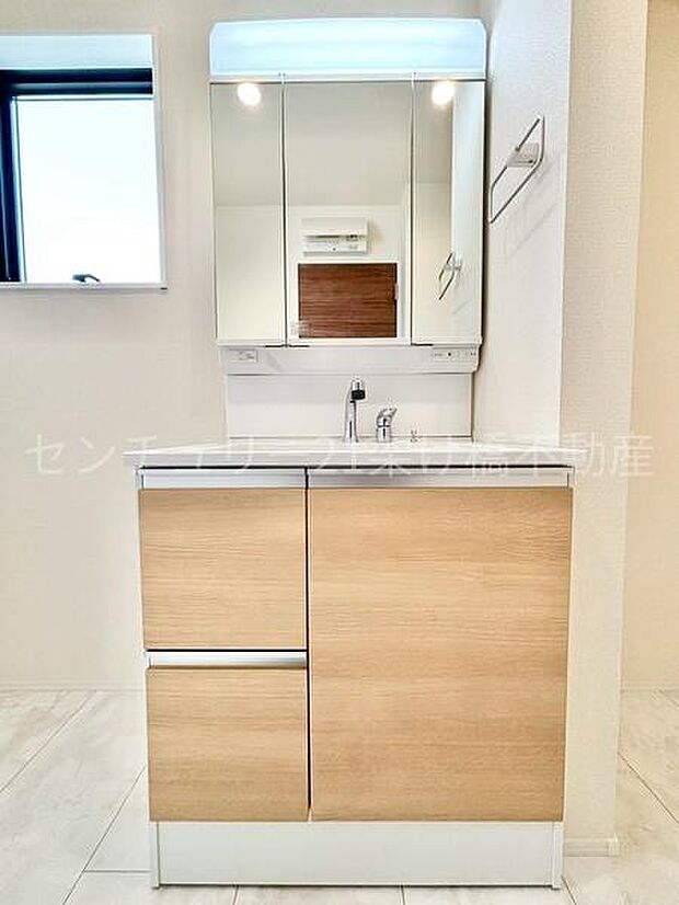 【洗面所】三面鏡の独立洗面台となっております。