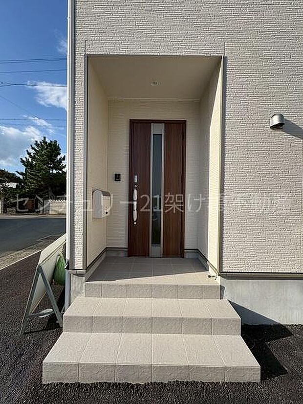 【玄関】屋根付きで雨の日にも安心です◎