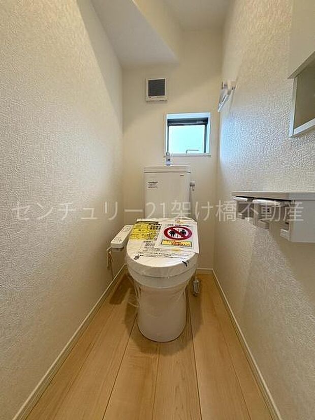 【1階 トイレ】衛生的な温水洗浄便座で快適にお使いいただけます。