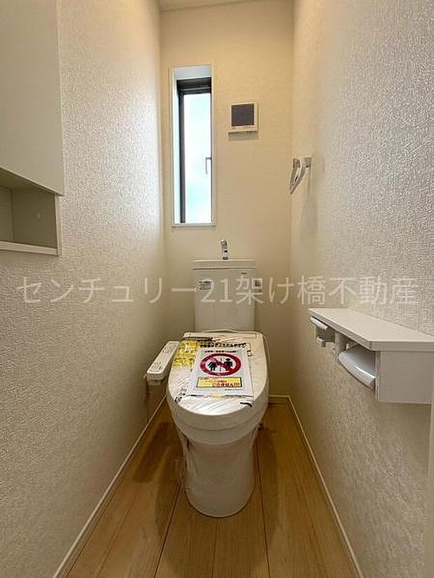 【2階 トイレ】衛生的な温水洗浄便座で快適にお使いいただけます。
