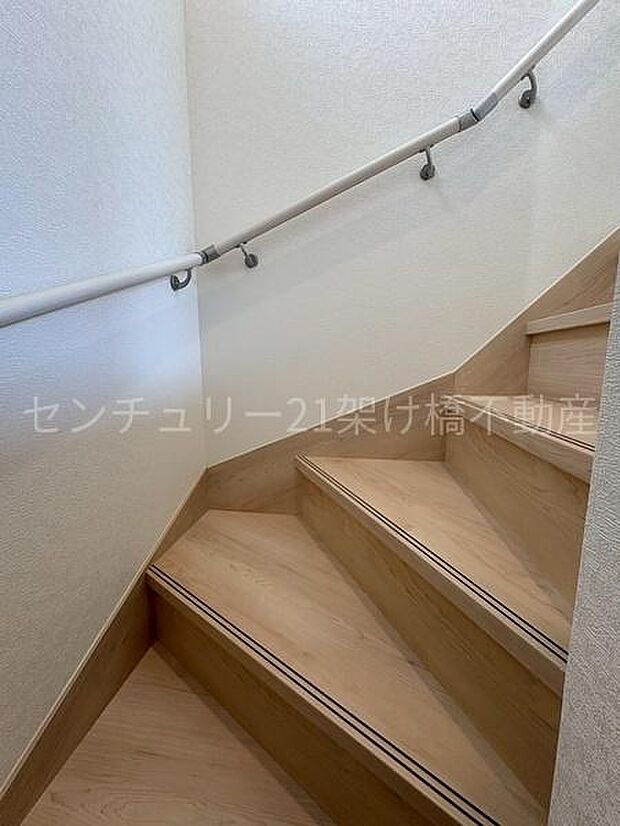 手すり付きの階段は小さなお子様やお年寄りのいるご家庭にも安心です♪