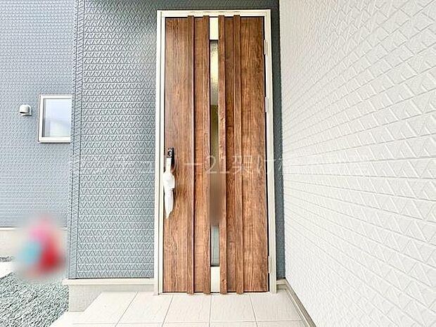 【玄関】屋根付きで雨の日にも安心です◎横幅のある玄関ポーチなので宅配ボックスの設置場所も安心♪