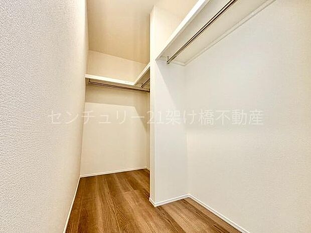 【洋室6.75帖 ウォークインクローゼット】大型のウォークインクローゼットはご夫婦でお使いいただけるセパレート仕様♪