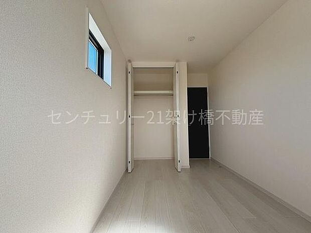 【2階　洋室　5.06帖】インテリアの映える白い洋室。