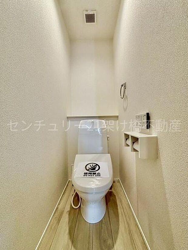 【1階 トイレ】衛生的な温水洗浄便座で快適にお使いいただけます。