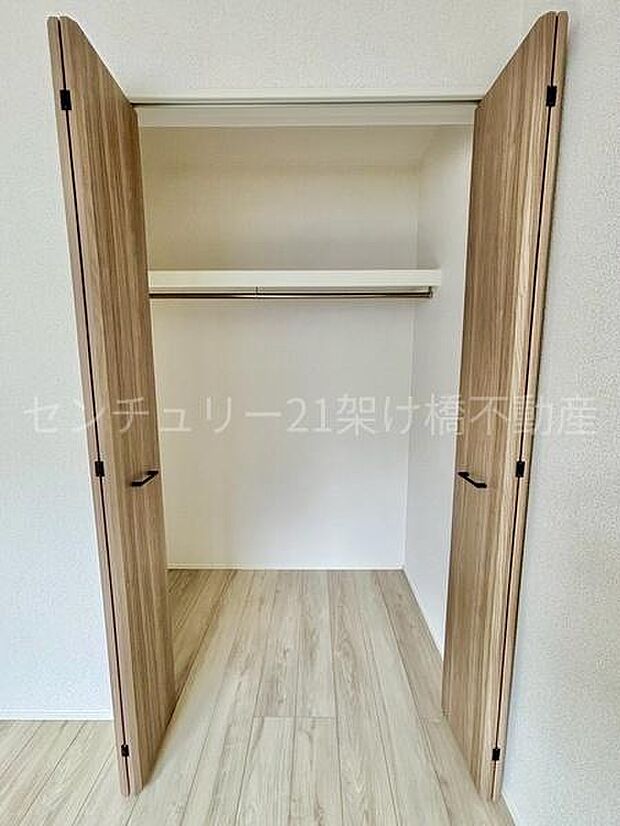 【2階　洋室　4.5帖】クローゼットワイドなクローゼットで収納力あり！上段棚付きで寝具なども収納いただけます。