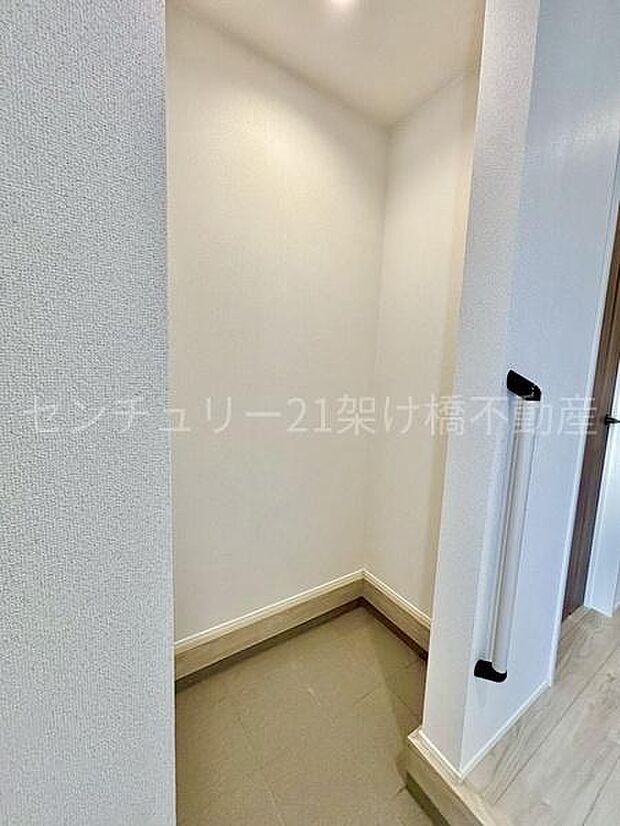 【玄関　土間収納】土汚れの気になるアウトドア用品もしまっていただけます♪