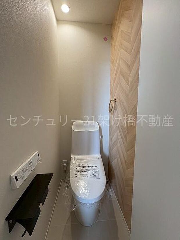 【2階 トイレ】衛生的な温水洗浄便座で快適にお使いいただけます。