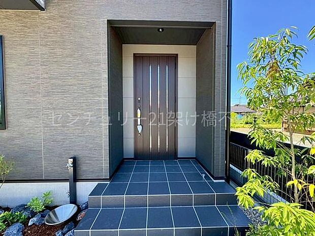 【玄関】奥行きのある屋根付きで雨の日も安心、ちょっとした物も置いていただけます♪