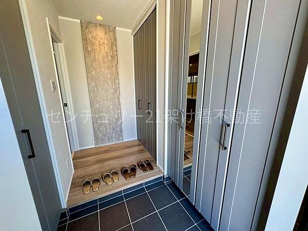 【玄関】土間収納付き◎ご家族皆さんのお履き物をたっぷり収納できます♪