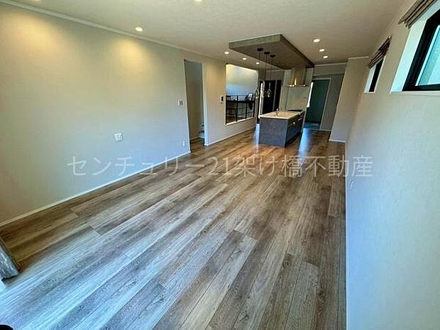 【LDK20帖】広々LDK!アイランドキッチン×ワークスペース上部吹抜で開放感があります◎