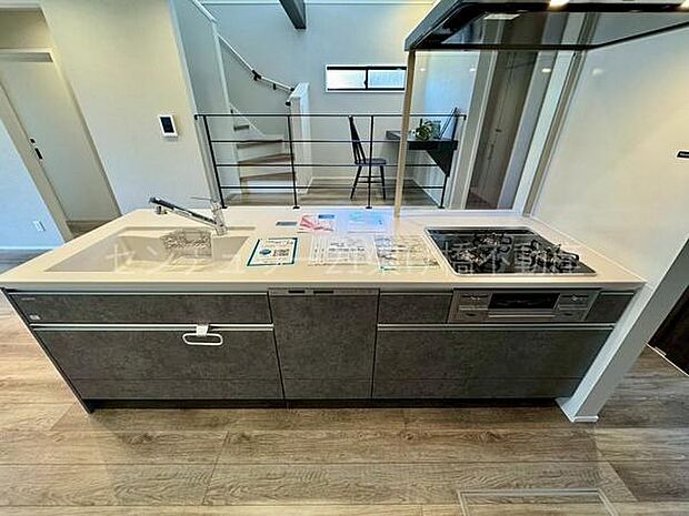 【アイランドキッチン】三口コンロ、グリル、食洗器、浄水器付きでお料理がはかどります♪