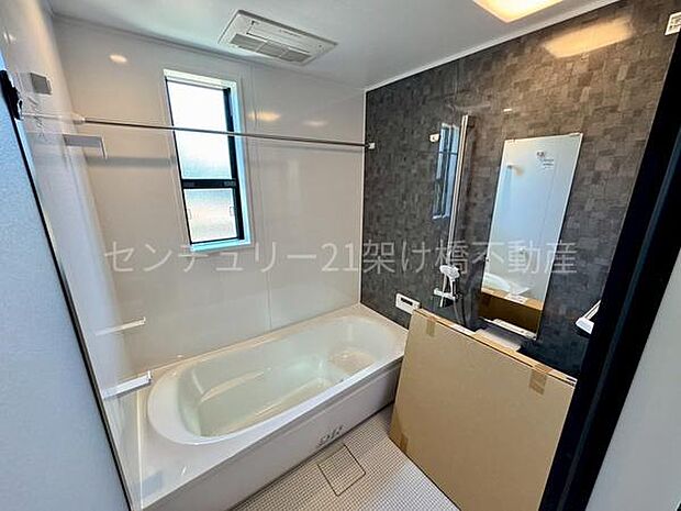 【浴室】浴室乾燥暖房機付きです。雨の日の洗濯物の乾燥やヒートショック対策としてもお使い頂けます。