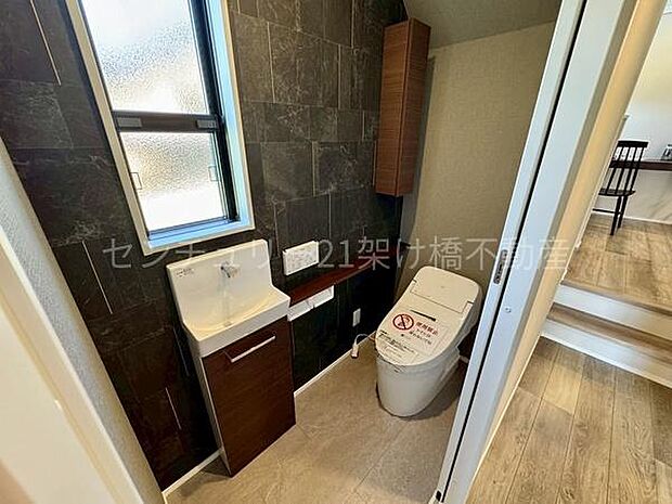 【1階トイレ】手洗い場付きのトイレは衛生的な温水洗浄便座で快適にお使いいただけます。