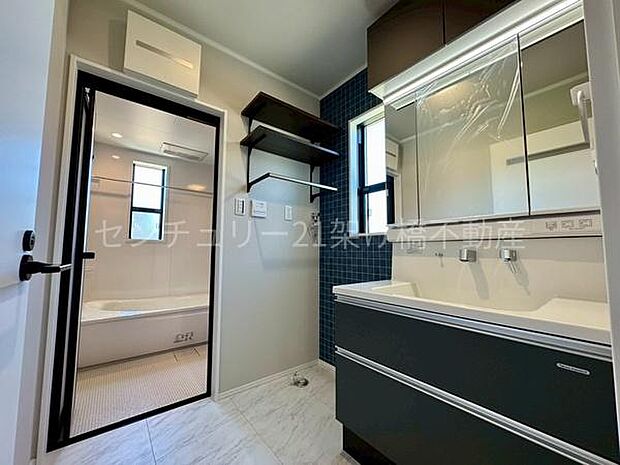 【洗面所】三面鏡の独立洗面台となっております。ストックなどを収納するのに便利な収納あり◎