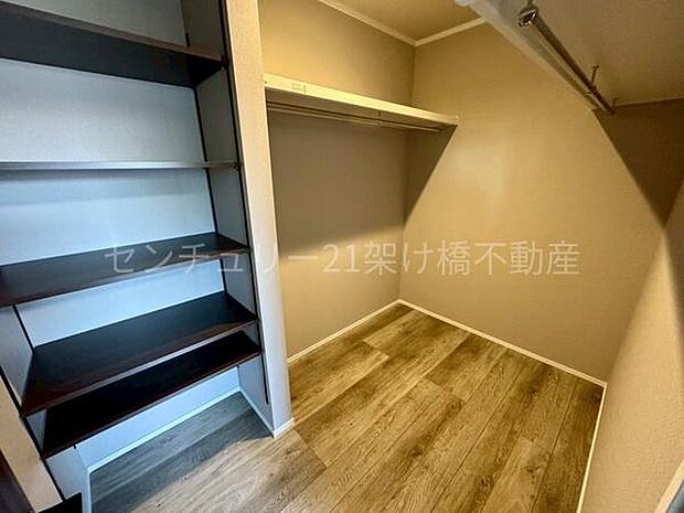 【洋室8帖ウォークインクローゼット】大型のウォークインクローゼットはハンガーポール&可動棚付きです◎