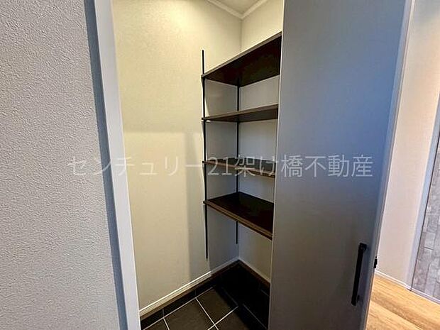 【土間収納】可動棚付きで便利な土間収納♪