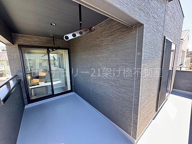 【バルコニー】インナータイプのバルコニーもついているので突然の雨でも安心です◎