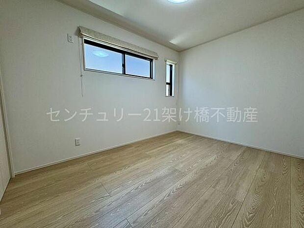 【東側洋室6帖】使い勝手の良いサイズ感の洋室は子供部屋にもおすすめです♪