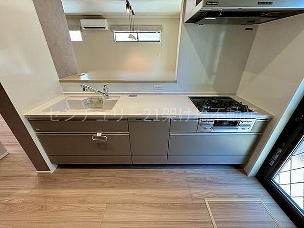 【対面式システムキッチン】三口コンロ、グリル、食洗器、浄水器付きでお料理がはかどります♪