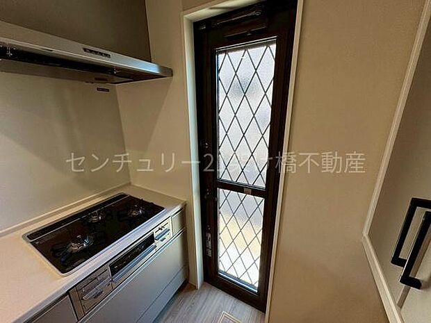 【勝手口】ゴミの一時置きに便利な勝手口付きです◎