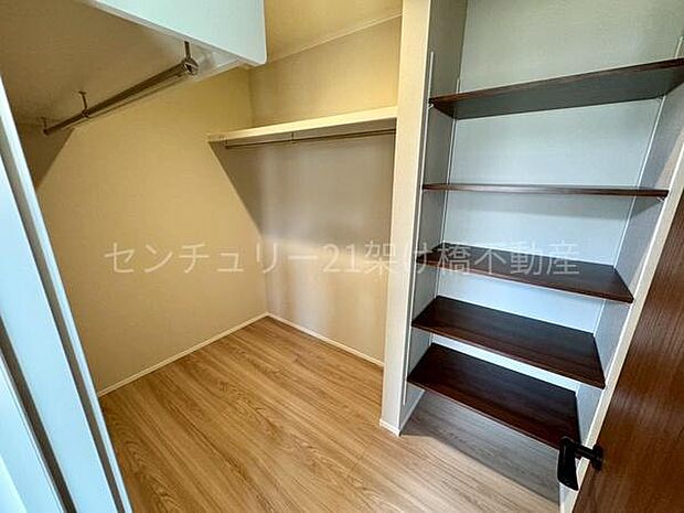 【洋室8帖ウォークインクローゼット】季節ものの収納はもちろん衣類以外のものも収納いただけます◎