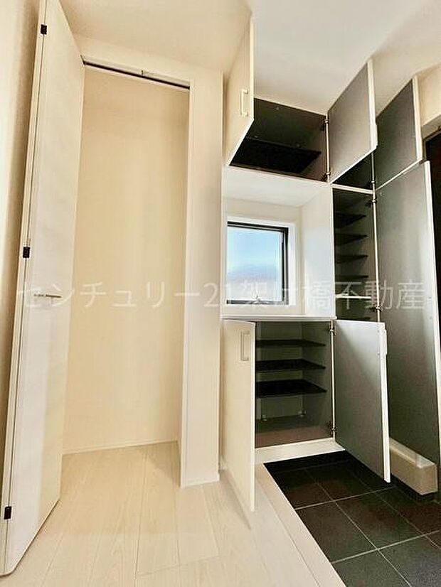 天井高のシューズボックスの横には玄関収納スペースがあり、たっぷり収納♪