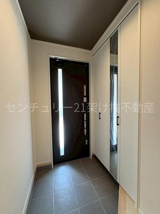 全身鏡、天井高のシューズボックス、土間収納付きの玄関♪