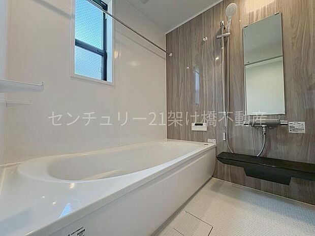 【浴室】浴室乾燥暖房機付きです。雨の日の洗濯物の乾燥やヒートショック対策としてもお使い頂けます。