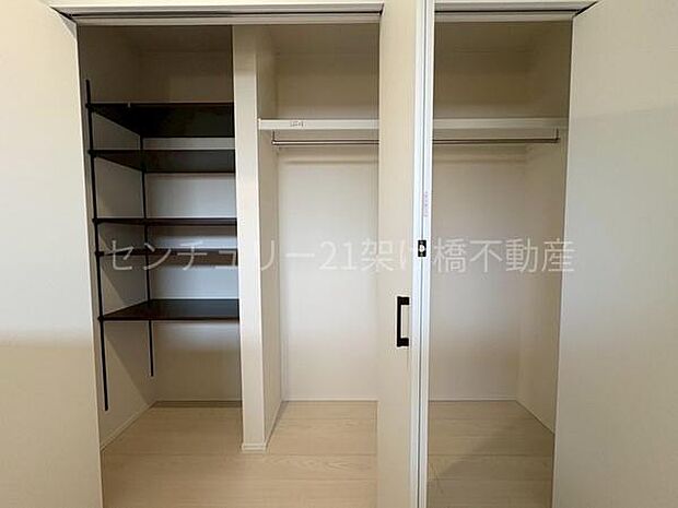 【2階 廊下 収納スペース】各階にファミリークロークがあり、季節物の収納も安心!!