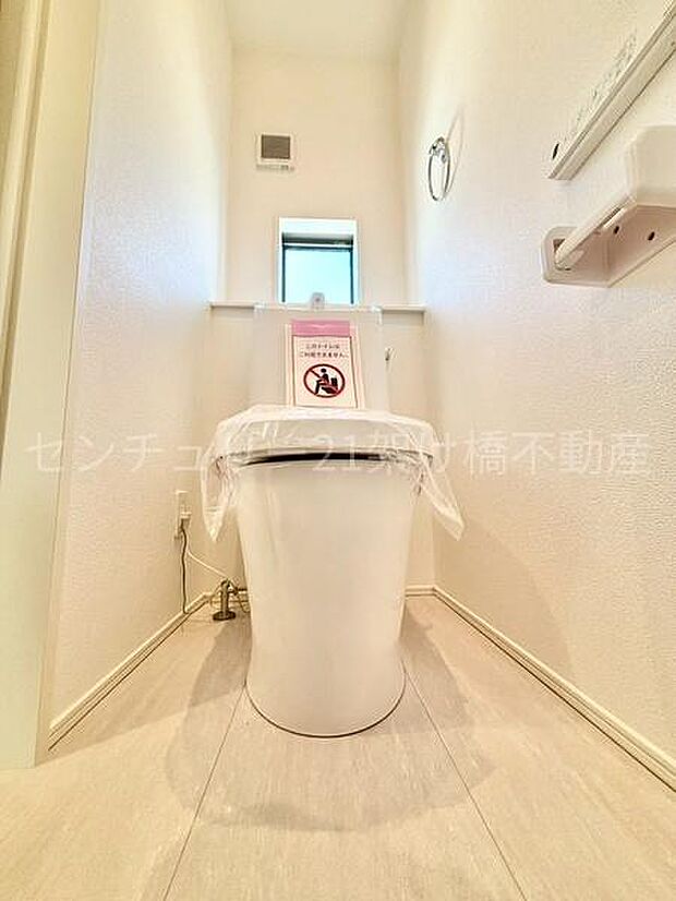 【2階 トイレ】衛生的な温水洗浄便座で快適にお使いいただけます。