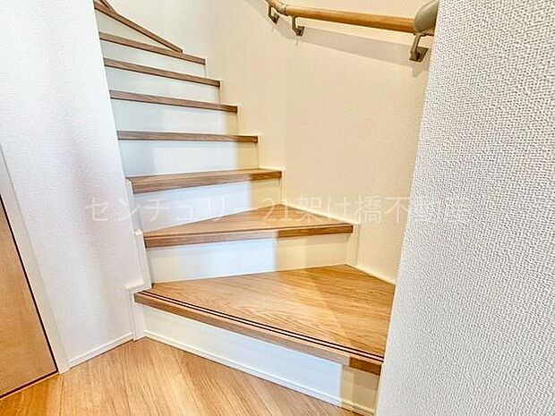 手すり付きの階段は小さなお子様やお年寄りのいるご家庭にも安心です♪