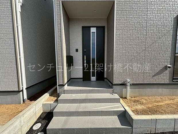 【玄関】屋根付きで雨の日にも安心です◎