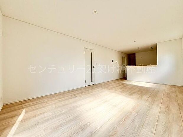 【ＬＤＫ　19.5帖】南向きの広々リビングです！お料理をしながらリビングを見渡せる人気の縦型ＬＤＫ♪