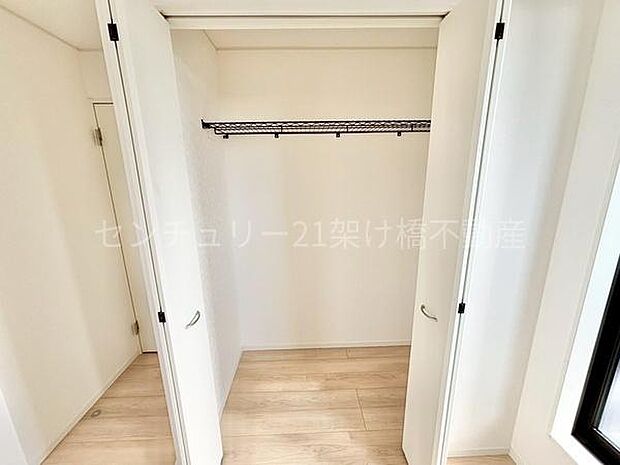 【洋室 6.5帖】クローゼット上段棚付きで寝具なども収納いただけます。