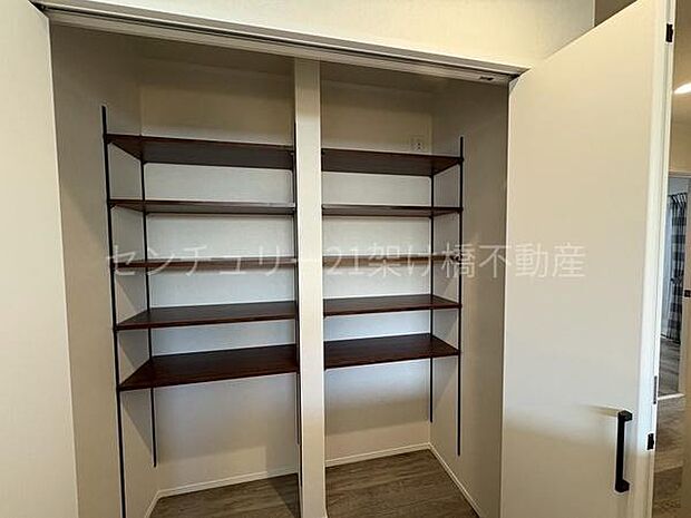 階段上がった先には収納スペースありです。