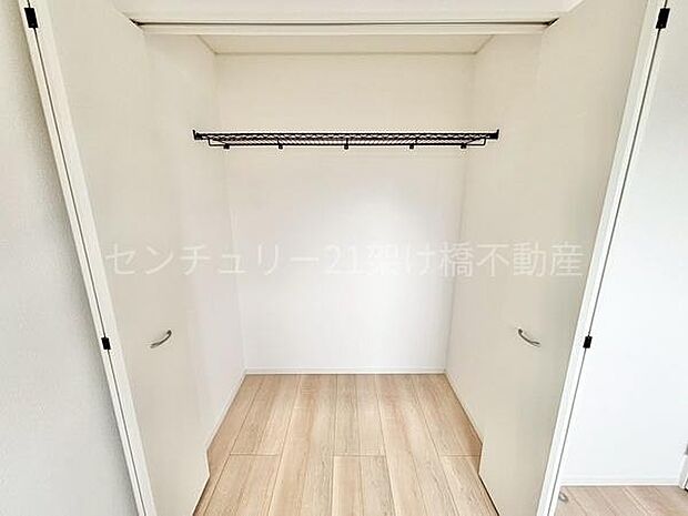 北西4.5帖洋室 収納上段棚付きで寝具なども収納いただけます。