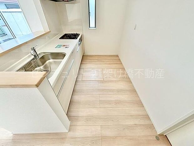 【対面式システムキッチン】三口コンロ、グリル、浄水器付きシンクでお料理が捗ります♪