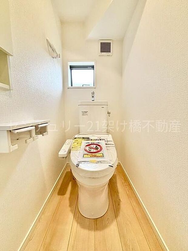 【1階 トイレ】衛生的な温水洗浄便座で快適にお使いいただけます。