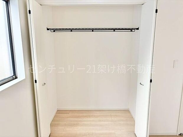 西側5.2帖洋室　収納上段棚付きで寝具なども収納いただけます。