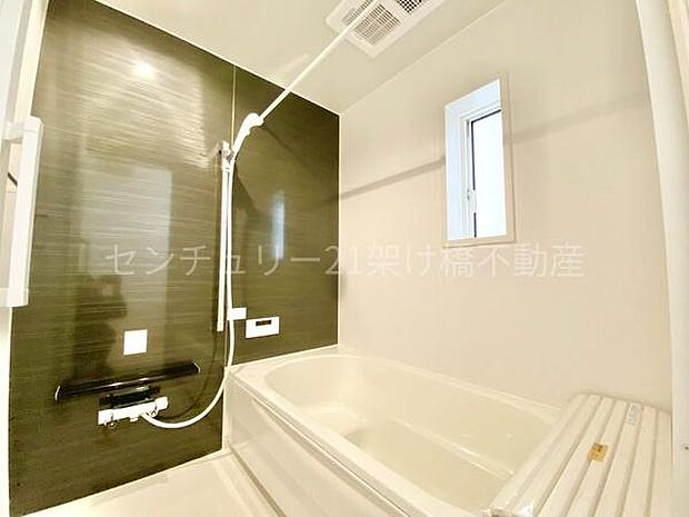 【浴室】浴室乾燥暖房機付きです。雨の日の洗濯物の乾燥やヒートショック対策としてもお使い頂けます。