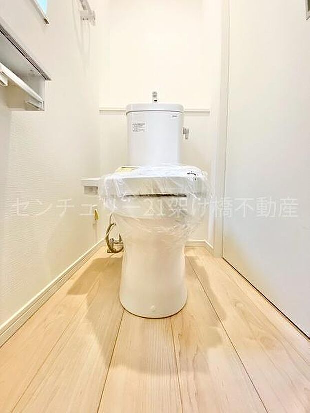 【1階 トイレ】衛生的な温水洗浄便座で快適にお使いいただけます。