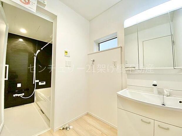 【洗面所】三面鏡の独立洗面台となっております。ストックなどを収納するのに便利な収納棚あり◎