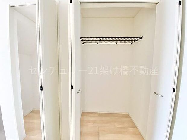 【リビング 階段下収納×3】キッチン横にあるのでパントリーとしてはもちろん、日用品・お掃除道具など分けて収納可能です◎