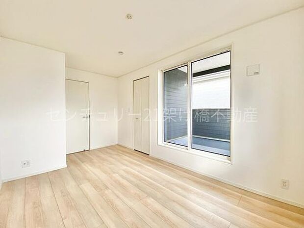 【洋室 7帖】広々とした洋室は明るく過ごしやすい空間◎