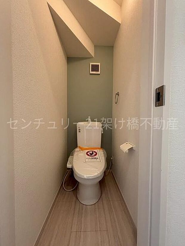 【1階 トイレ】衛生的な温水洗浄便座で快適にお使いいただけます。