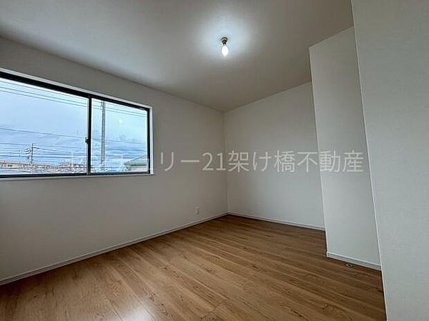 【洋室 6.5帖】白を基調とした清潔感溢れる空間♪