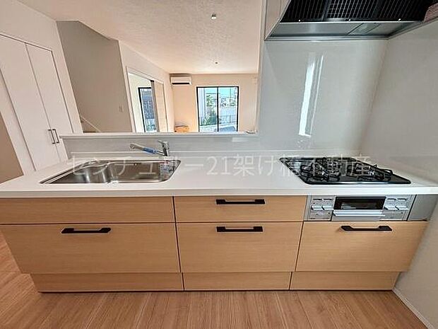 【対面式システムキッチン】三口コンロ、グリル、浄水器付きシンクでお料理が捗ります♪